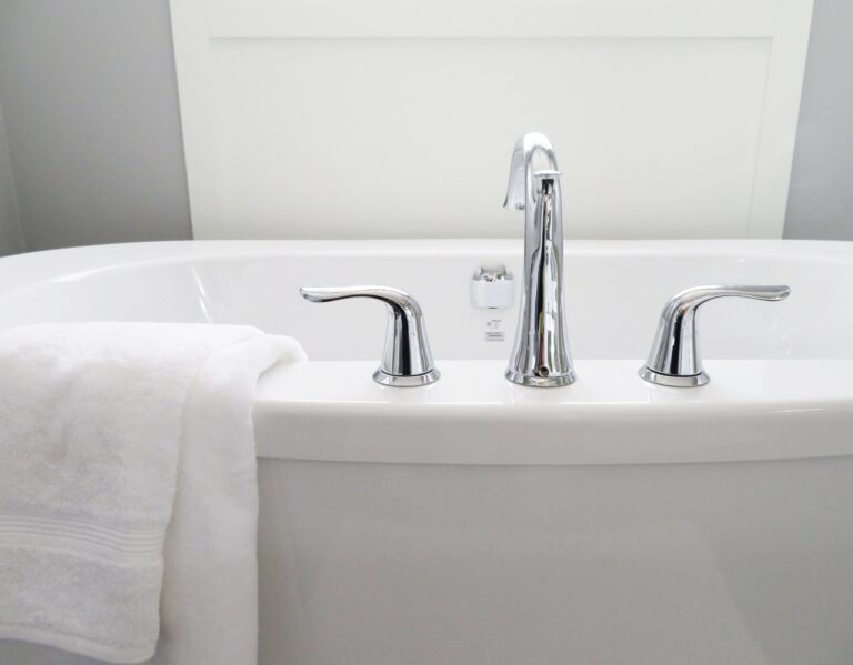 bath-bathroom-bathtub-534116.jpg